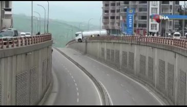 El freni çekilmeyen tanker alt geçit korkuluklarında asılı kaldı