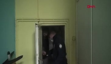 Polis basınca tuvalet kağıdını maske yaptı