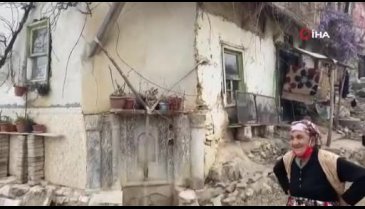 Bursa'da tarihi çeşme önce definecilerin sonra hafriyat kamyonunun kurbanı oldu