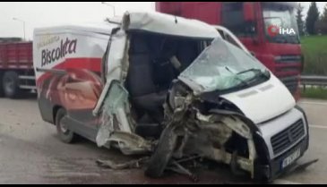 Bursa'da otobanda hafriyat kamyonuna minibüs arkadan çarptı: 1 yaralı