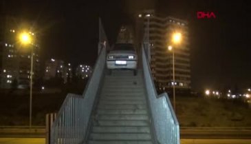 Yaya köprüsünden geçmeye çalışan otomobil korkuluklara sıkıştı