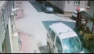 Bursa'da hafif ticari araç ile çarpışan motosikletteki 2 kişi ağır yaralandı