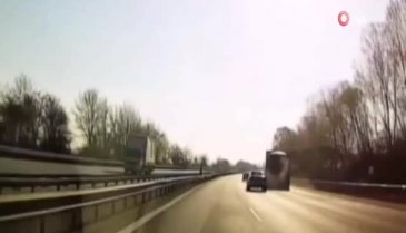 TEM'de seyir halindeki kamyonun lastiği bomba gibi patladı
