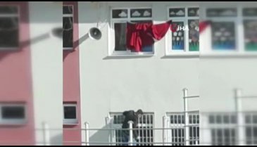 Katlanan bayrağı düzeltirken kendilerini tehlikeye attılar