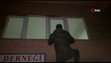 Polis, tırmandığı kıraathaneye böyle baskın yaptı