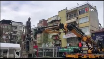Bursa'da ağacın üstündeki Keloğlan heykeli ilgi çekti