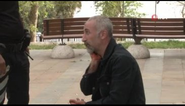 Polisin üstünü aramak istediği adam boğazını kesti!