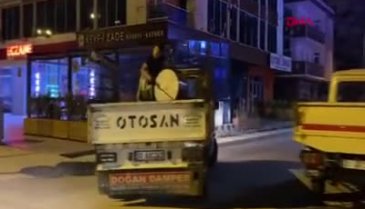 Bursa'da mahalle halkını 11 yaşındaki davulcu sahura kaldırıyor