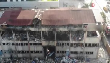 Fabrikada meydana gelen büyük patlama kamerada