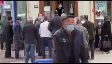 Bursa'da banka önündeki kalabalığı polis dağıttı