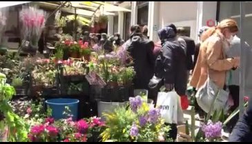 Bursa'da tam kapanmayı duyan çiçekçiye koştu