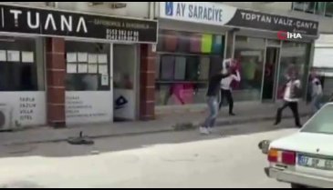 Sokak ortasında bavullu, kaldırım taşlı, sopalı kavga