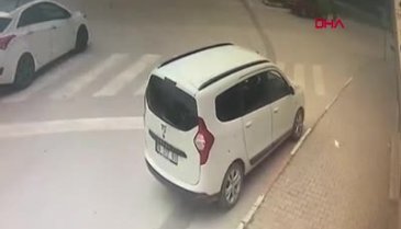 Bursa'da yolun karşısına geçmeye çalışırken, otomobilin çarpmasıyla yaralandı
