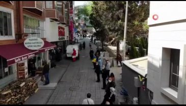 Bursa'da ucuz et alabilmek için saatlerce kuyrukta bekliyorlar