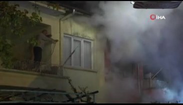 Evini yaktı, cam parçalarıyla kendine zarar verdi!