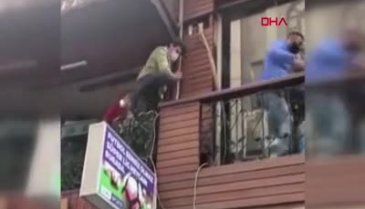 Polis kafeyi bastı, balkondan balkona kaçtılar!