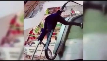 Yürüyen merdivenin bandına takıldı, aşağıya düştü