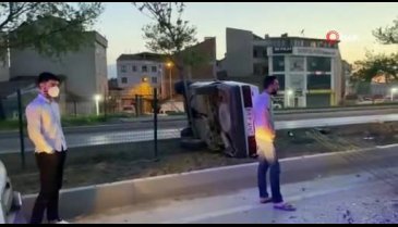 Bursa'da otomobil aydınlatma direğine çarptı: 2 yaralı