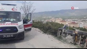 Bursa'da kontrolden çıkan tır devrildi