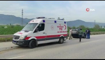 Bursa'da kaza: Aydınlatma direği ve ağacı yerinden söktü
