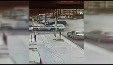 4. kattan aşağıya dört ayak üstüne düşen kedi kamerada