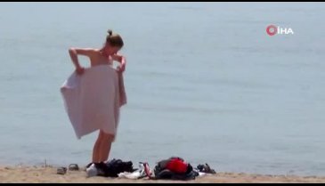 Çırılçıplak denize giren turist 'pes' dedirtti