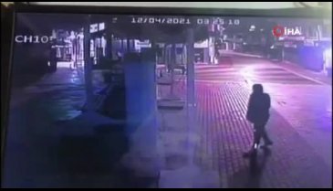 Bursa'da mağazanın camını taşla kıran hırsız, görülünce böyle kaçtı