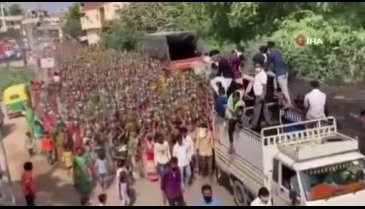 Hindistan'da yüzlerce kadın dini tören için tedbirleri hiçe saydı