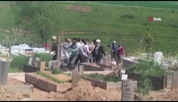 İşçiler mezarlıkta birbirine girdi: O anlar kamerada
