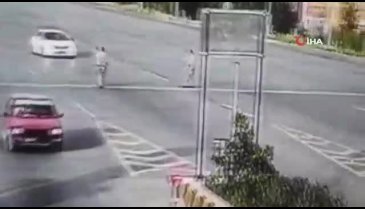 Aşırı hız yapan otomobil sürücüsünün çarptığı polis havada taklalar attı