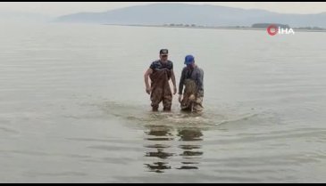 Bursa İznik Gölü'nde ağlara 2 bin yıllık kabartmalı yazıt takıldı