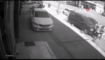 Motosikletli kapkaççı dehşeti kamerada