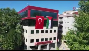 Bursa Kestel Belediyesi, Kestel Kalesi'ne Türkiye ve Filistin bayrakları astı