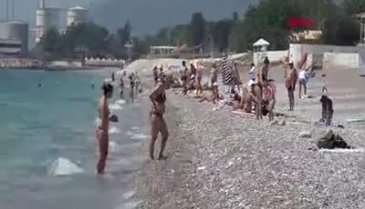 Antalya'da sahiller bayramda da turistlere kaldı