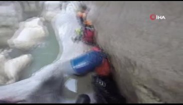 Bursalı dağcılar dünyanın en derin ikinci kanyonunu yüzerek geçti