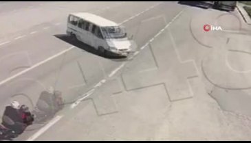 Motosikletten fırlayıp minibüsün üstüne düştü