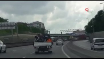 Çocukların kamyonet kasasında tehlikeli yolcuğu