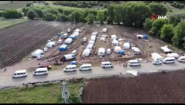 Bursa'da mevsimlik işçilerin çocuklarının çıplak ayaklı oyun mutluluğu
