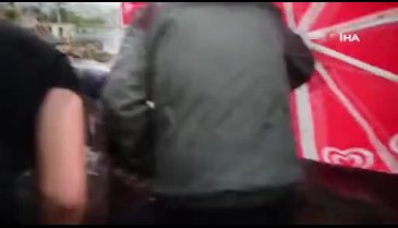 Bursa'da kayalıklara sıkışan yavru kediler el birliği ile çıkarıldı