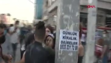 Taksim Meydanı'nda çıplak turist kadın şoku!