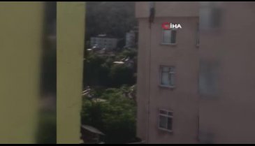 Çatıdan sarkıp intihara kalkıştı! Son anda vazgeçti ama...