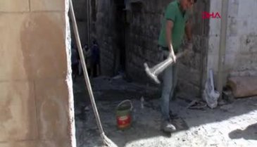 Tarihi evleri hırsızlardan korumak için kapılara duvar örüldü