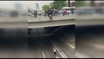 Bursa'da köprüden atlayacağı sırada vatandaşlar tarafından son anda kurtarıldı