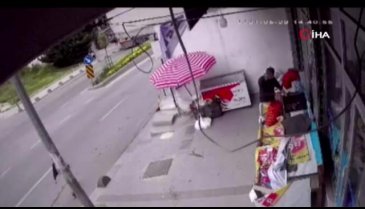 Yolun karşısına geçmeye çalışan çocuğa minibüs çarptı