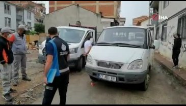 Bursa'da kamyonet park halindeki araca çarptı, belediye personeli yaralandı