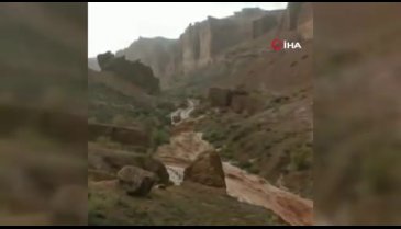 Kazakistan'da kanyon turuna çıkan öğrenciler sele yakalandı: 2 ölü