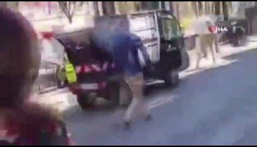 Paris'te, sürücü aracını kalabalığın üzerine sürdü!