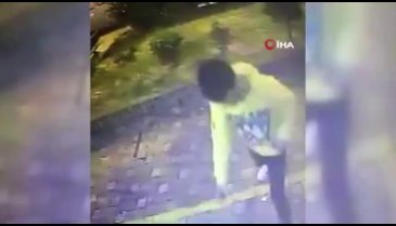 Kartı sıkışınca ATM'yi taşladı