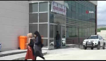 Çocuklarının gözü önünde eşini kızgın yağ ve kaynar su ile haşladı