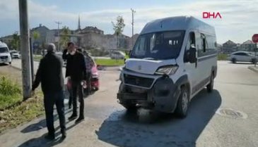 Bursa'da işçileri taşıyan minibüs ile otomobil çarpıştı: 7 yaralı